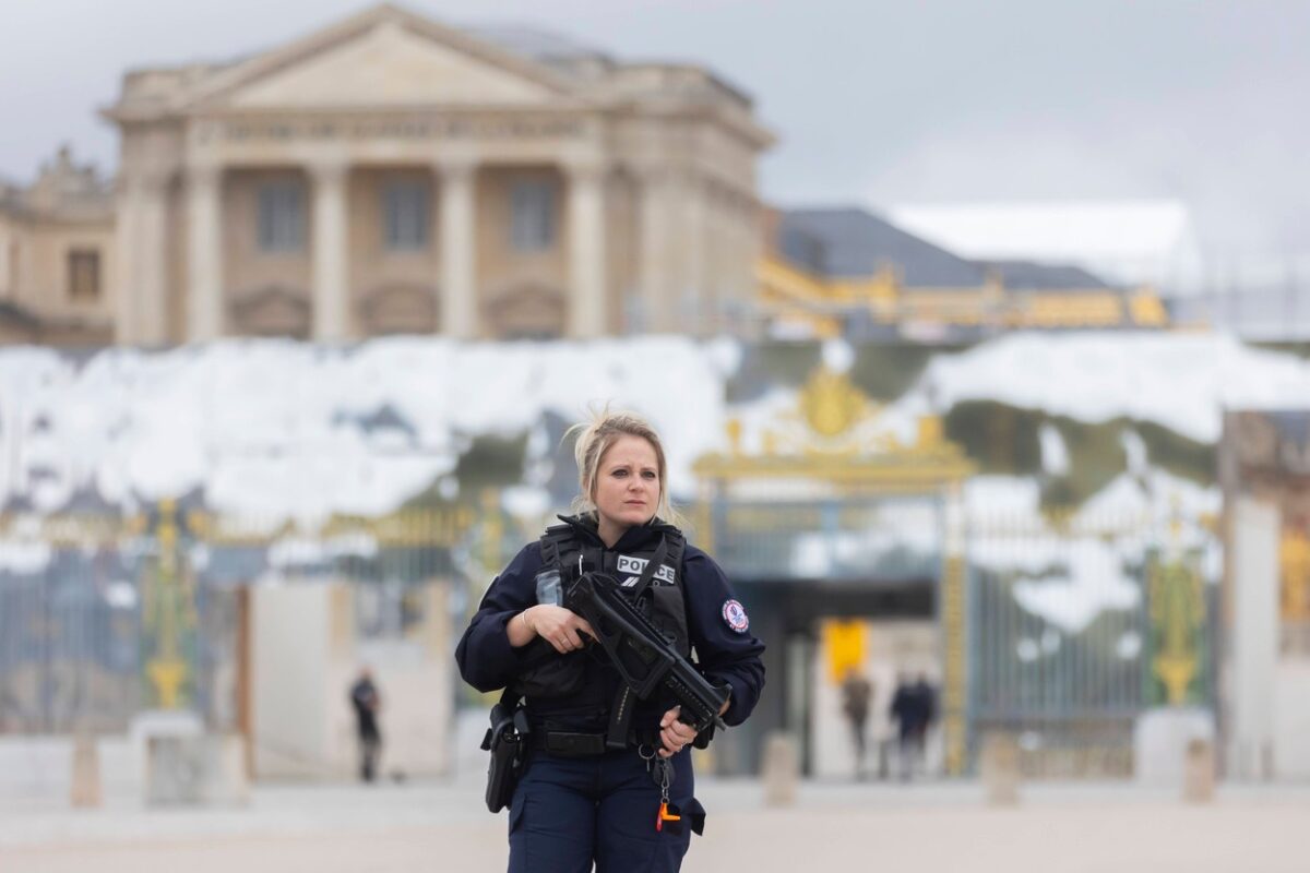 Menaces toujours en France : trois aéroports et le château de Versailles ont été évacués