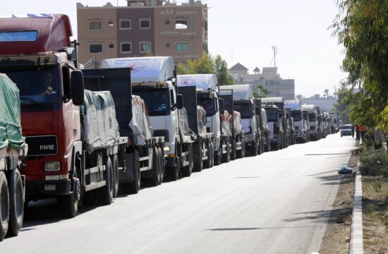 Tovornjaki s humanitrano pomočjo so prispeli v Gazo