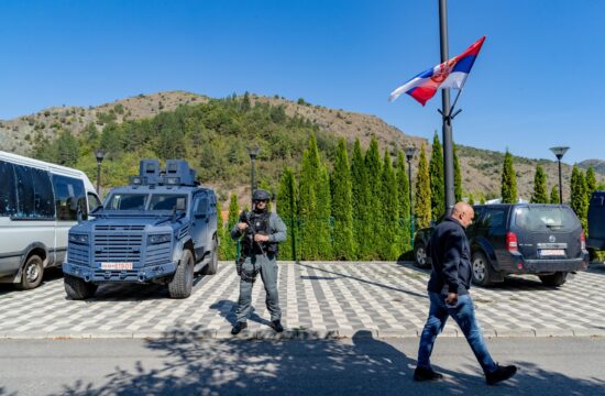Kosovski policist patruljira v pretežno srbskem Zvečanu