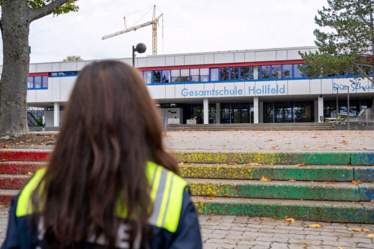 Policistka pred evakuirano šolo v Nemčiji po grožnji z bombo