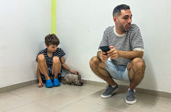 Oče in sin v zaklonišču ob napadu Hamasa na Tel Aviv