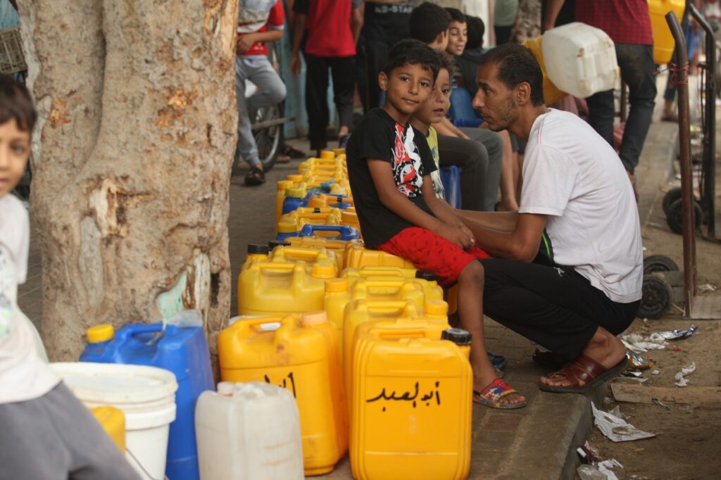 Palestinci v Gazi točijo vodo