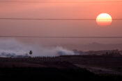 Izraelski tanki v Gazi spuščajo dimno zaveso