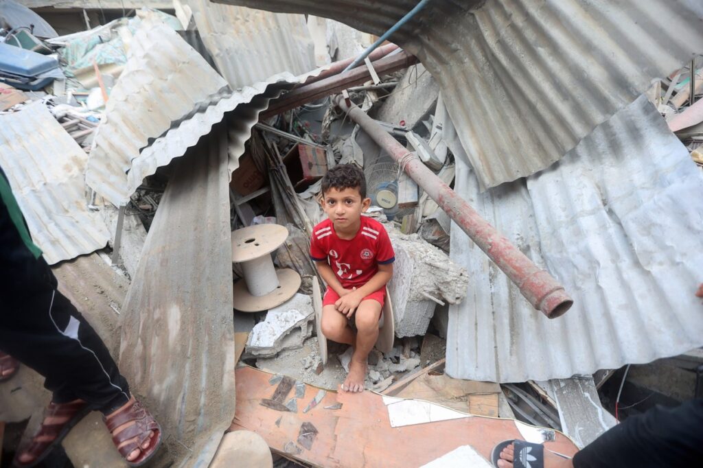 Palestinski deček med ruševinami v Gazi