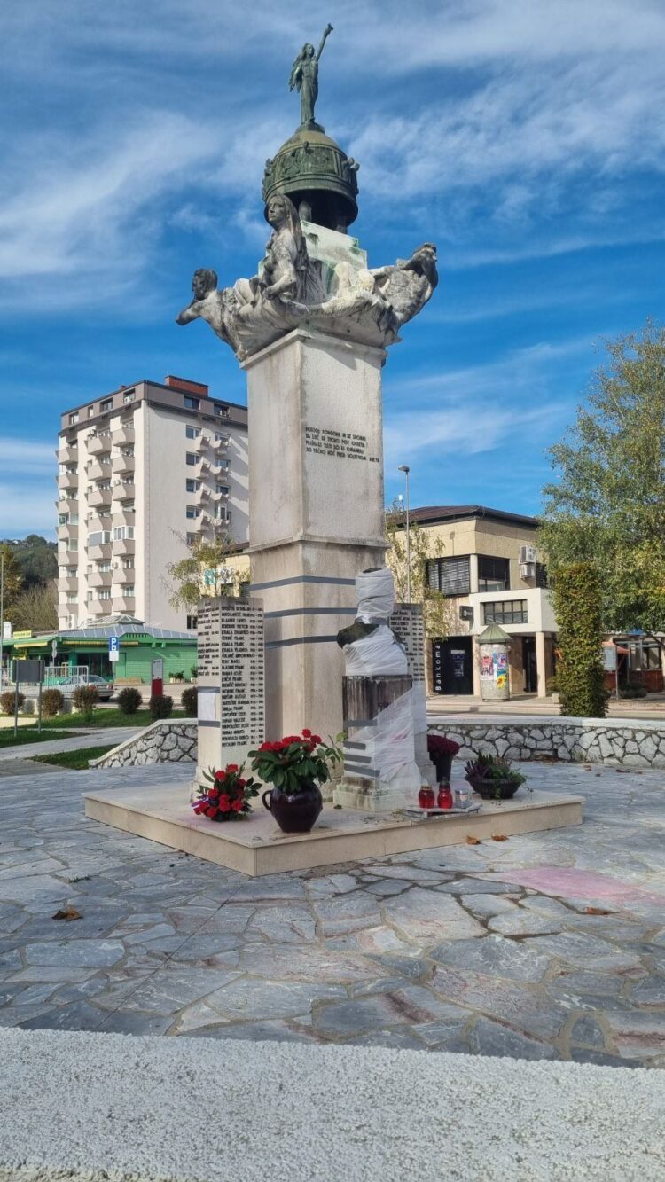 Kip na trgu Svobode v Sevnici je že prekrit