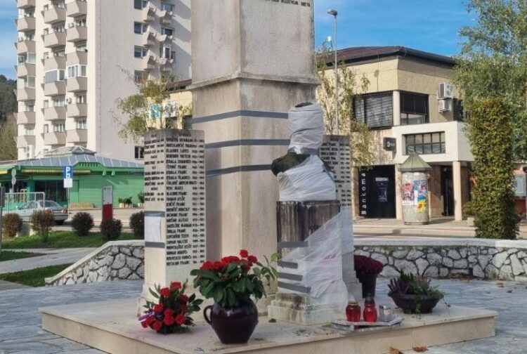 Pokrit kip na Trgu svobode v Sevnici