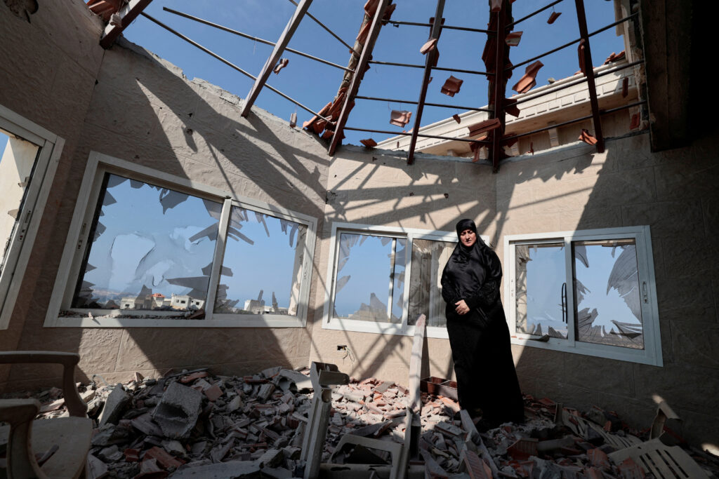 Uničena hiša v Libanonu, ki so jo zadeli izraelski izstrelki