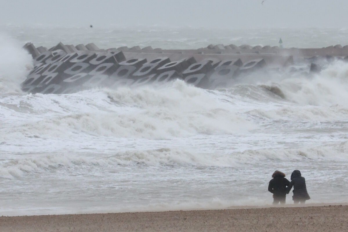 La tempête Ciaran fait rage en Europe : le vent en Bretagne a dépassé les 200 kilomètres par heure