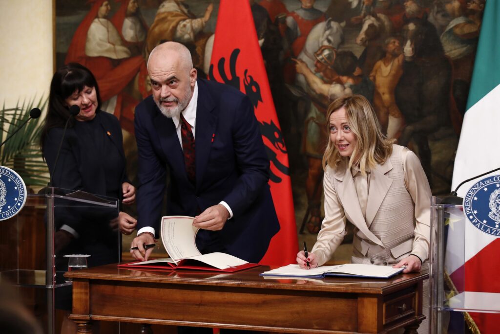 Italijanska premierka in albanski premier sta sklenila sporazum o gradnji dveh begunskih centrov.