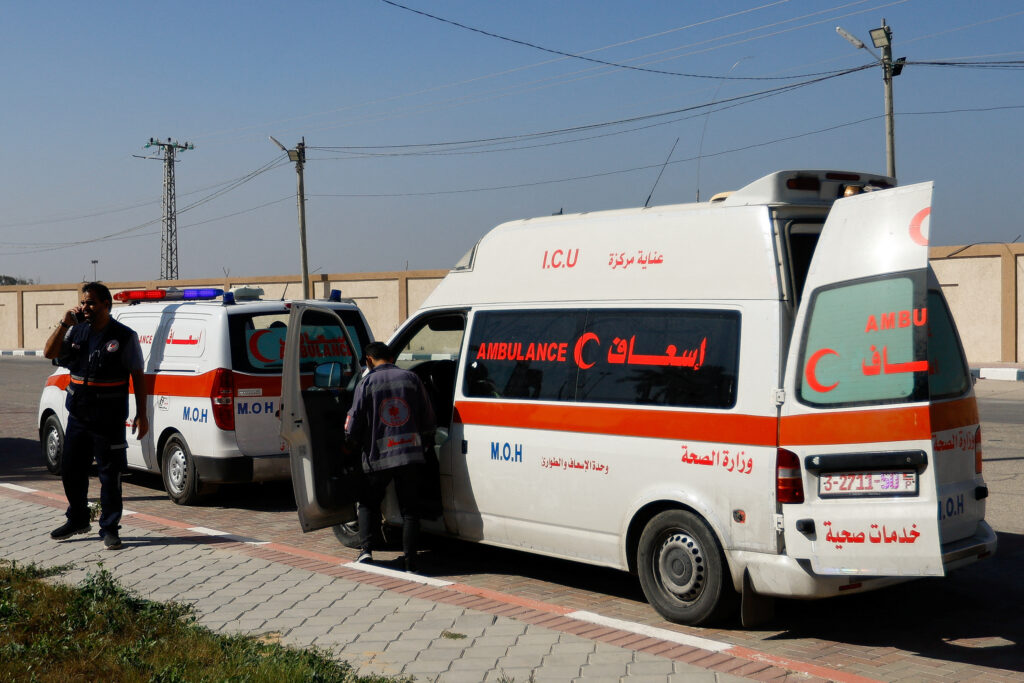 Reševalna vozila med čakanjem na odhod iz Gaze