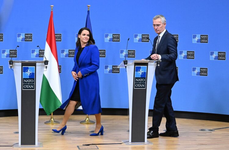 Generalni sekretar Nata Jens Stoltenberg in madžarska predsednica Katalin Novak.