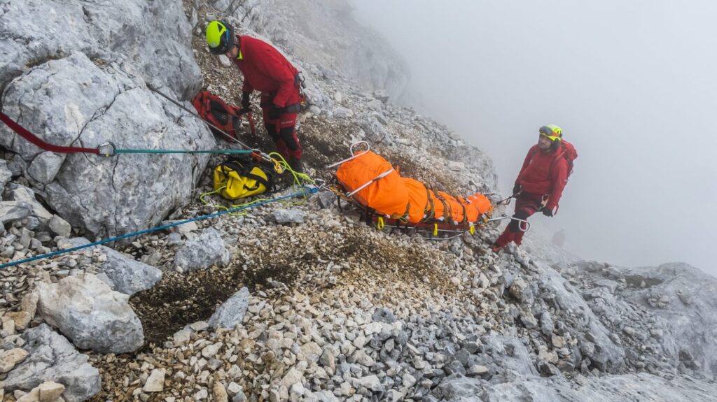 gorska reševalca v akciji v gorah