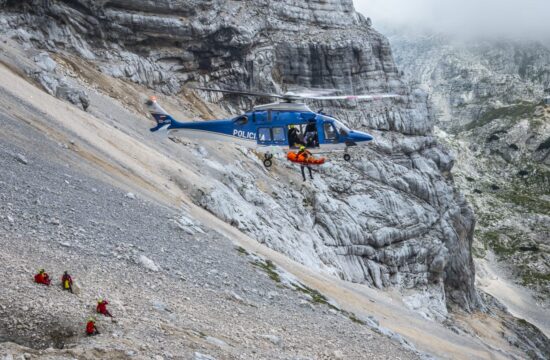 Helikopter med reševanjem v gorah