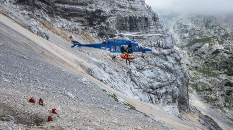 Helikopter med reševanjem v gorah