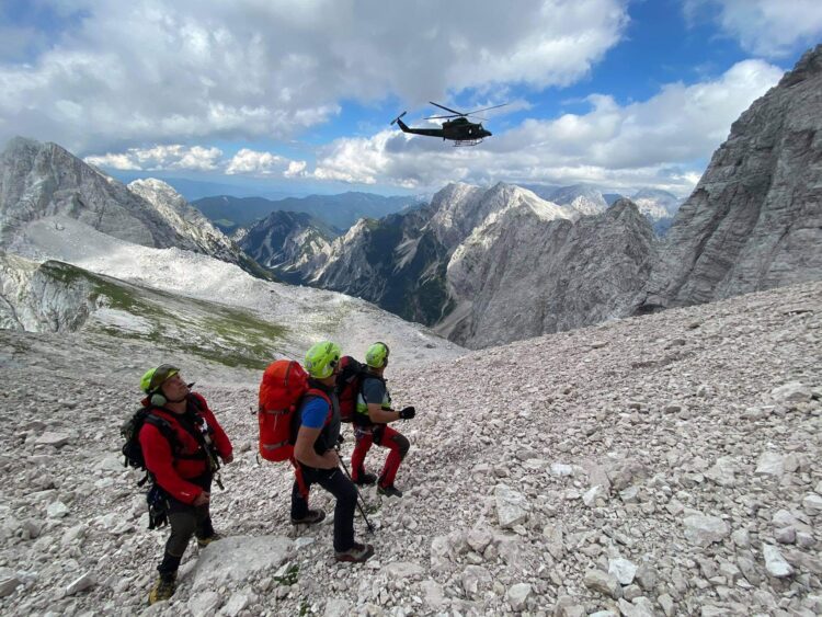 Helikopter med reševanjem v gorah