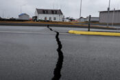 Razpoke po seriji potresov v islandskem Grindaviku