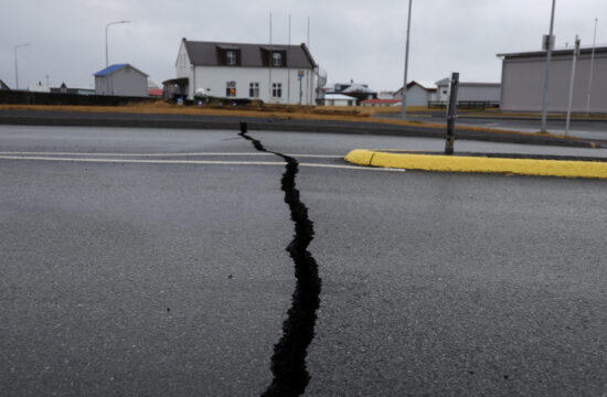 Razpoke po seriji potresov v islandskem Grindaviku
