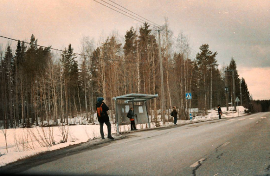 Finci čakajo na avtobusni postaji