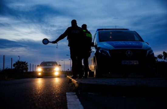 Nemška policijska patrulja nadzira promet na meji s Poljsko