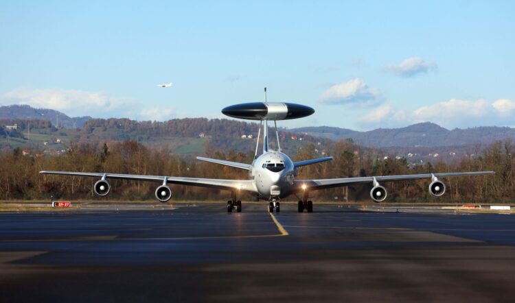 Natovo izvidniško letalo AWACS v Sloveniji