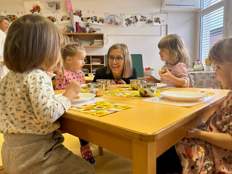 Ministrica za zdravje z otroki ob tradicionalnem slovenskem zajtrku