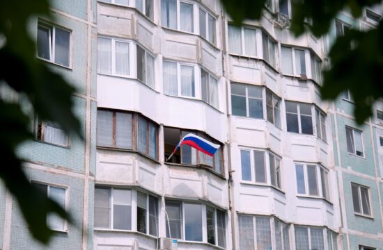 ruska zastava na balkonu