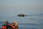 Čoln s prebežniki ob obali Lampeduse