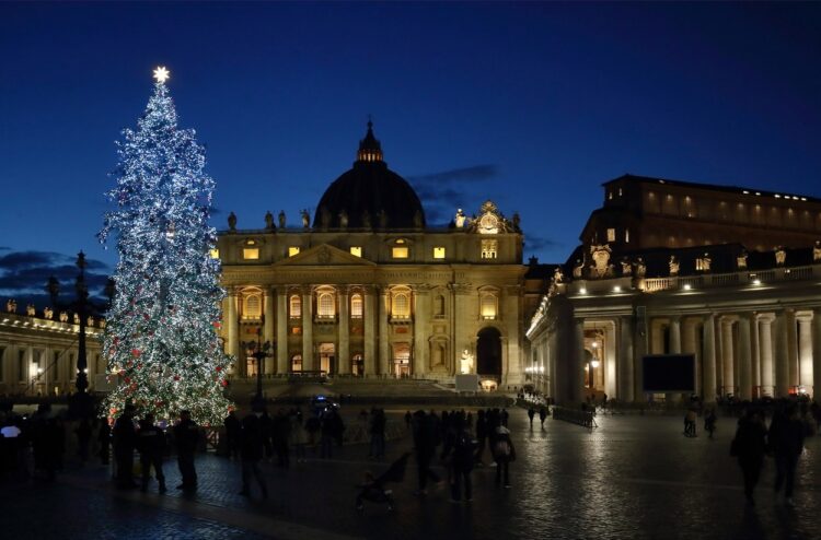 Lanskoletno božično drevo na trgu Svetega Petra