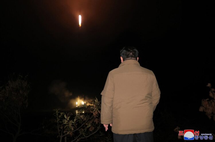 Kim Džong Un gleda proti izstreljeni raketi