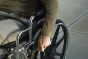 oseba na invalidskem vozičku