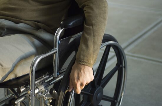 oseba na invalidskem vozičku