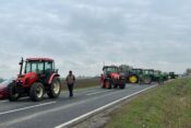 kmetje blokirali ceste s traktorji