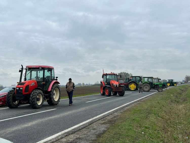 kmetje blokirali ceste s traktorji