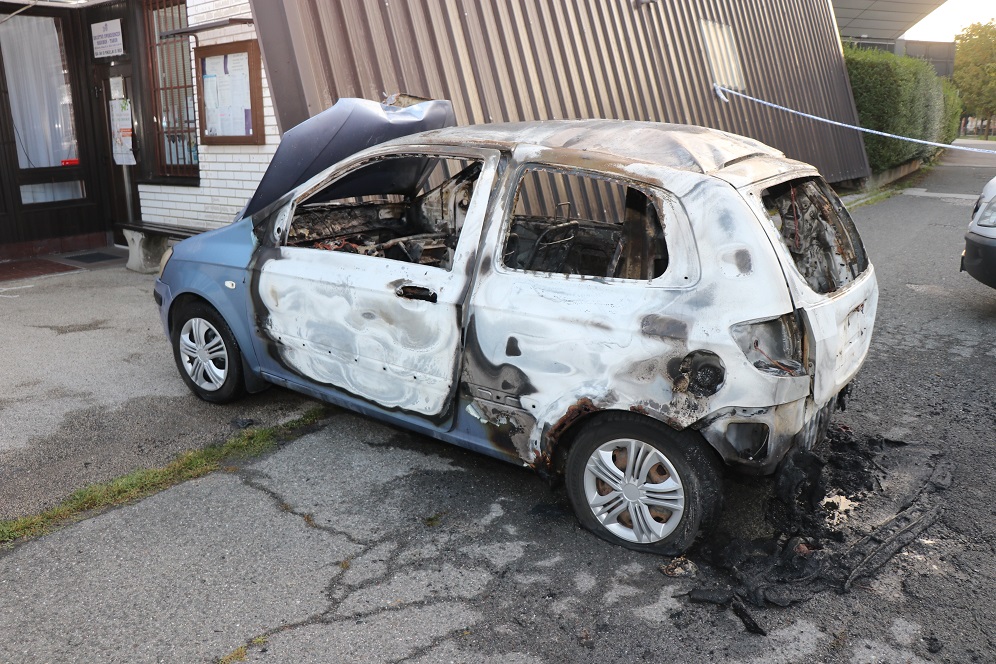 Uničen avto v Mariboru