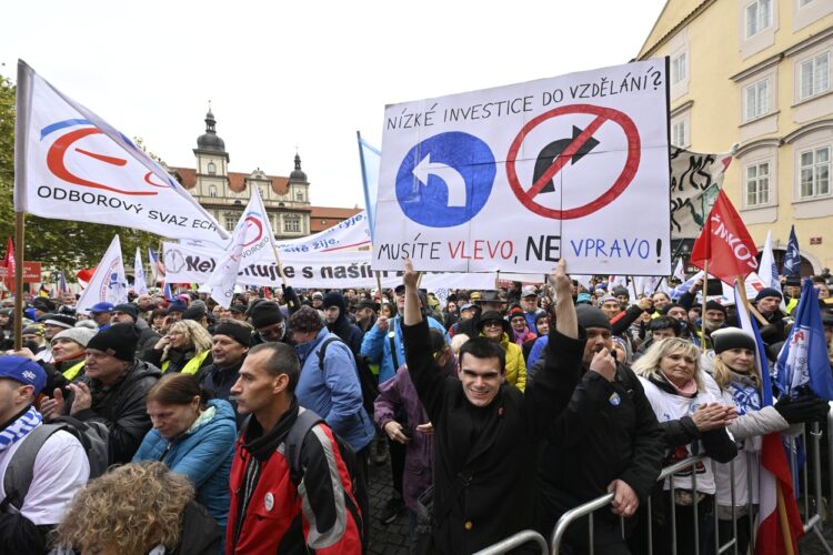 Na Češkem množični protesti proti vladnim varčevalnim ukrepom