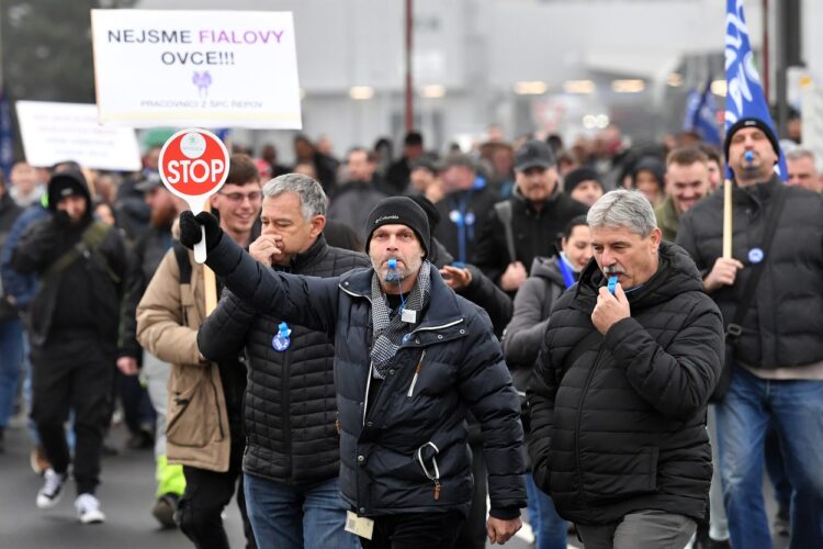 Na Češkem množični protesti proti vladnim varčevalnim ukrepom