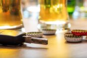 Pivo in avtomobilski ključi na mizi