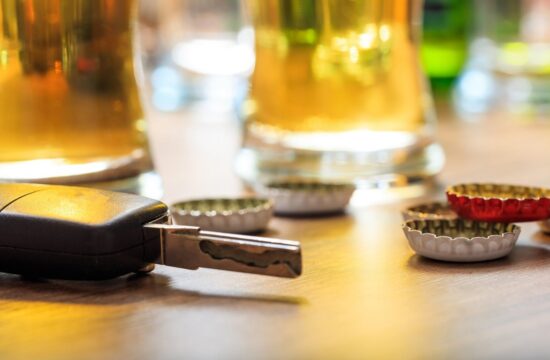 Pivo in avtomobilski ključi na mizi