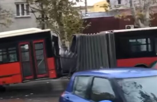 avtobus razpadel na dva dela