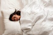 Ženska spi v postelji