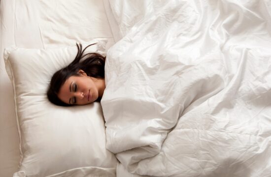 Ženska spi v postelji
