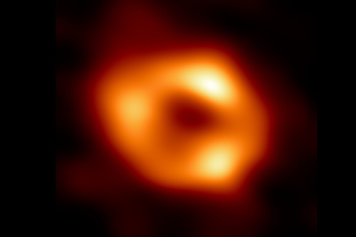 Kozmična drama: prva slika “naše” črne luknje ni točna, trdi nova študija