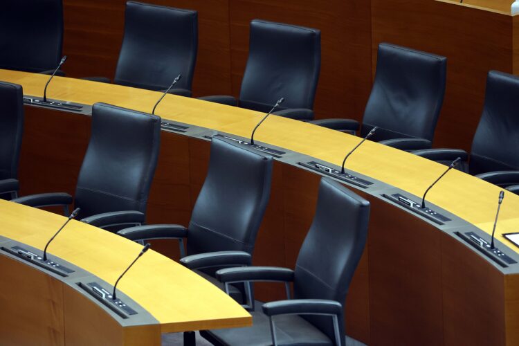 Prazni stoli v državnem zboru