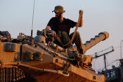 Izraelski vojak v bližini Gaze