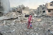 Otroci med ruševinami Gaze