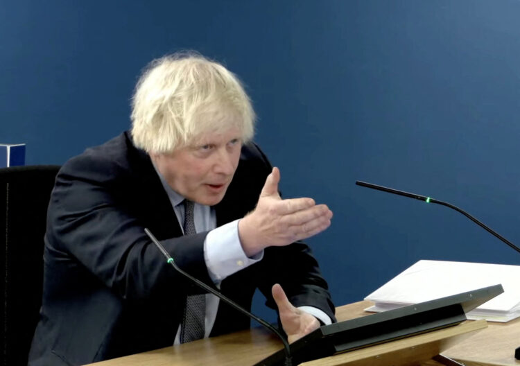 Boris Johnson se zagovarja za poteze med vodenjem vlade med pandemijo covida-19