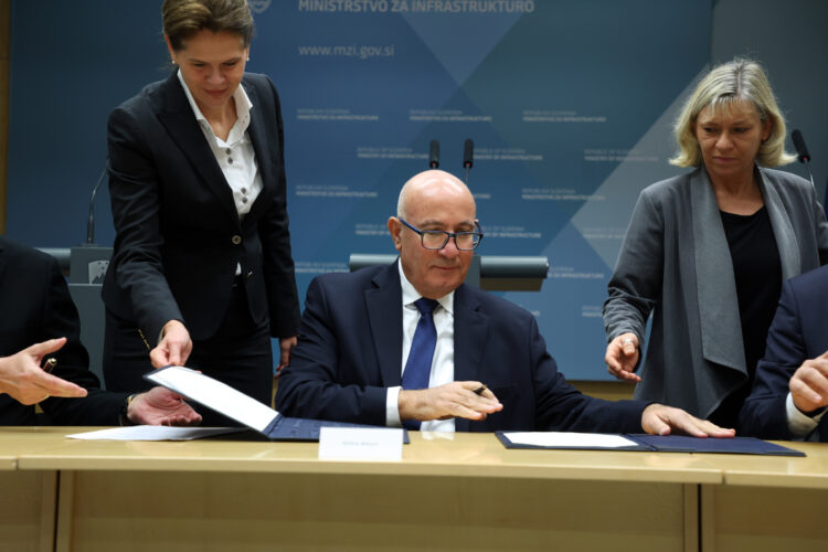 Podpis posojila v višino 250 milijonov evrov med 2TDK in EIB