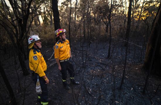 Avstralska gasilca na požarnem območju