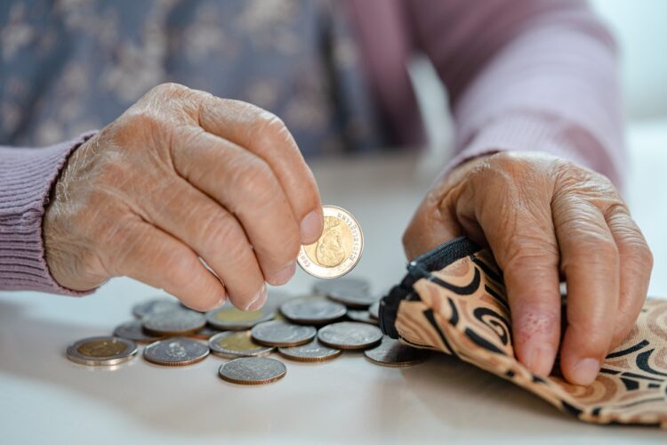 starejša ženska z denarjem