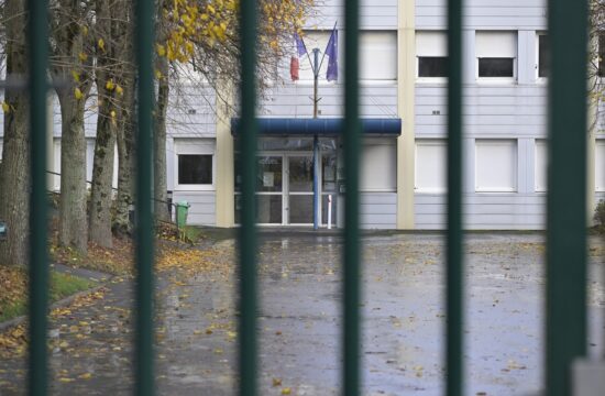 12-letna učenka v Franciji učiteljici grozila z nožem